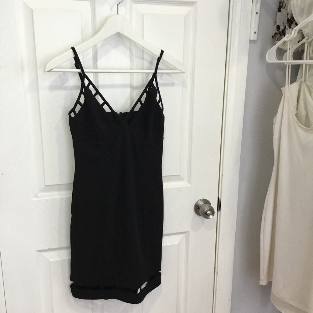 Black Fitted Dress 🖤 - Picture 2 of 7